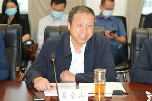 夏雪山校长与参会人员亲切交流