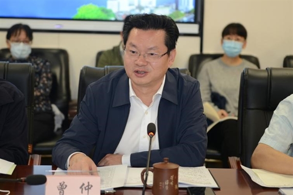 曾仲院长代表医院党政班子作工作汇报