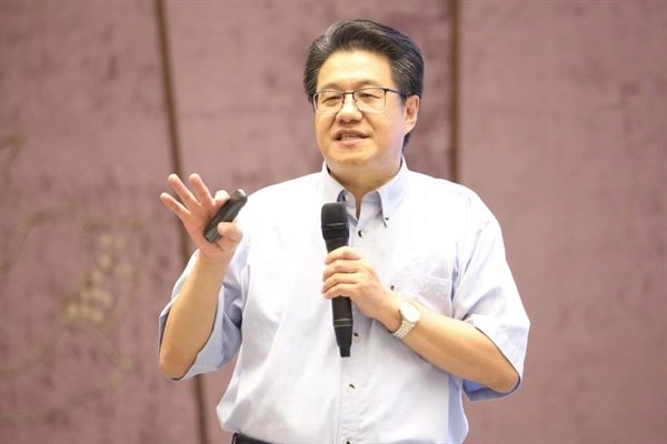 6王石泉教授作《信息时代的媒介素养与危机管理》专题辅导