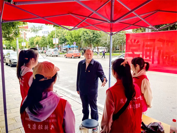 医院党委书记周佳看望慰问迎新志愿者